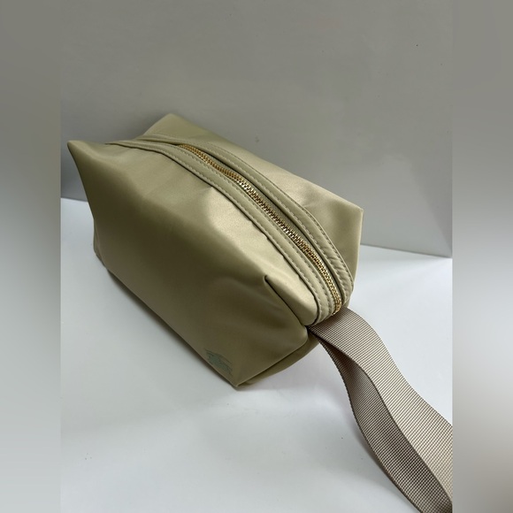 Burberry Cream Nylon Cosmetic Travel Bag Toiletry Pouch NWT - Picture 5 of 10